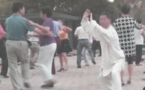 大學(xué)生晨練 拾到錢(qián)包送還