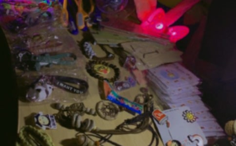 擺地?cái)傋魑?00字