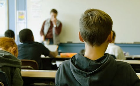 大班體育公開課教案《玩竹竿》