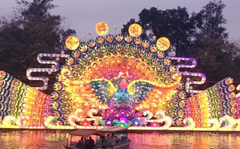 《鬧花燈》美術(shù)教案