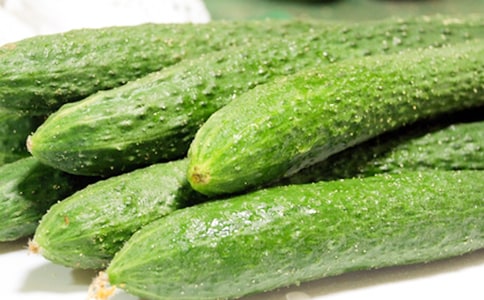 小班科學(xué)活動《認識西紅柿和小黃瓜》