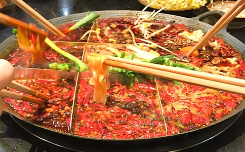 �P(gu��n)�ڻ��?zh��n)��?/></p>
<h2>�P(gu��n)�ڻ��?zh��n)��?</h2>
<p>�������ҵ���������偾�������ϲ�g�ԵĖ|������׌�Ҵ���������</p><p>�������l�������˻�偵��T�������ǵ������˵�������һ��(g��)ϲ�g������`�ˣ������ζ���������؄e���ҵĿ�ζ���ҳ��^�ؑc���ɶ��ȵط��Ļ�����@�ɂ�(g��)�ط��Ļ���в�һ�ӵ�ζ�����ɶ��Ļ���������ģ��ؑc�Ļ������������</p><p>����һ�Σ��ְ֎���ȥһ���ؑc�ϻ�偵�Ի�����ҿ��˿��ˆ������ְ��f������׌�ҁ��c(di��n)�˰��ϰ������Ի����ë�ǡ����c���ă��~ʲô�Ĳ���������ѽ���@��(g��)��ʲô��Ʒ�������i�˽䱳ϱ�D�����@���ֺ���Ȥѽ������֪���@�ǂ�(g��)ɶ���Ҿ��c(di��n)�������c(di��n)��ʮ������(g��)�ˣ����������@Щ��������(w��)�T�ѻ�偶������������Ѳ�һ�P�P�[��������������ζ����ˮ��Ҫ�������������Ȳ�������ȥ����������</p><p>������Ҫ��(zh��n)�������������һֱ����ġ��i�˽䱳ϱ�D��Ҳ�ρ��ˣ���һ��(g��)���ֵ��i�˽䱳��һ��(g��)ȫ�����M��Ƭ�İű����������룺�@�ϰ�����Є�(chu��ng)�⡣�UԒ�����f�����_������ţ������ҧһ�����������֭����������ҧһ������ǳ����ۣ��M�ڶ����Ҹ������c�Cʮ��ͺ��ˣ�������̫�ó��ˡ��óԵ����y(t��ng)�y(t��ng)���M(j��n)�ҿ��а���������ֺ���һ���y������ֻ������(g��)�ֿ��������Ҵ˕r(sh��)�ĸ��ܡ�����̫ˬ�ˡ���</p><p>������ÿ�γԻ���������Լ��Եúܓ����]�k�������̫�T������</p><h2>�P(gu��n)�ڻ��?zh��n)��?</h2>
<p>���������������؄e���d����?y��n)��҂���Ҫ���㇊���Ļ�偡��҂��(n��i)��Ҷ��۳Ի���������ǋ������҂���һ�γԻ�偵ĕr(sh��)���ǰְ֏������I�؁��Ĳ����ǳ��Sʢ���@����ְ������ݳ��������������Ͻo�����Ԓ��׌��߀��Щ�˻؁���������һ�Nţ�����ӣ��؄e�ó���</p><p>�������f��ţ�����ӽС�����ţ���衱������!�����ǲ��Ǻܺ�Ц���@���҂��ڶ��γ����@�N���ӳ��������Џ���������������������ڱP����һ��������!����߀ͦ����!����!�����f֮���Խ���������������?y��n)�һ��ҧ��ȥ������͕?hu��)��֭���������ڳ�����</p><p>�����@�����������������ֲ��� �ɳ������؄e����ζ��!</p><p>���������Ļ�停����Ǡ����ô���^���ģ���������������(zh��n)��Ĳ��У����������ȡ���Ѫ����ᘹ���ţ���~��ţ���������{���^���~����Ӻͷ۽z���ְ��{(di��o)����Ҳ�؄e�óԣ��������֥���u���������[������˺ʹ����҂��Ե���O�����F(xi��n)���mȻ��������������҂��Ե�.���������ģ������f�������������������Ҟ�ʲôϲ�g�Ի�偣����f��?y��n)�����h!�����f����һ���˳Ի�偕r(sh��)�����؄e�敳���������҂��µ�һ�������(hu��)�t�t������</p><p>�������^�҂��Ի��ǰ�l(f��)����һ��Σ�U(xi��n)���������@��(g��)���}��Ҷ�Ҫע���������ѻ�偵Ĳ��������ҕ�����ϣ��Y(ji��)��늾����������ְ��f����늴Št�Ĺ��ʴ��������һ��(g��)���ʴ�Ĳ����������@���õ��ǂ�(g��)����С�Ĳ������Ծ͟��������������f����늴Št���f�����Ϗ�(qi��ng)�{(di��o)������Ì��õĲ������@���R����������</p><p>��������!�����҂�һ���Ŀڰ����М�(zh��n)��Ĳ�ȫ��������һ��(hu��)�҂�Ҫ������ȫ�w���\(y��n)��(d��ng)ȥ���ҳԵČ�(sh��)��̫����!</p><h2>�P(gu��n)�ڻ��?zh��n)��?</h2>
<p>������ҿ����@��(g��)�}Ŀ�뵽��һ���������r��Ļ�偰���������҂��Ĵ�����۳Ե�ʳ��֮һ�����������M(j��n)�Ĵ�����һ�һ�偵�������Ʒ�L���ص����Ĵ������</p><p>��������ЃɷN偵���һ�N�Ǽt������һ�N���圫�����ɫ���圫�����u�����i���ǵȰ��ƶ��������tɫ�ļt���t�����Ĵ����е������u��������������������ȳ��ƶ�����</p><p>�����ص����Ĵ��˶���(hu��)�����qԥ���x��t������?y��n)�����ϲ�g������е������r�㡣</p><p>��������</p><p>�������ϼt�����������Ɯ�����Ư��������������Ļ����ͻ�t���������͕�(hu��)׌���̲�ס�̿�ˮ���Ե�������r(sh��)��պ�ϵ���ζ���������׃����׃�飺����һ�������һ�����������ֱ�ƺ퇵���̼���������������һ��ëë��(x��)ᘣ��p�p�������������΢΢�l(f��)�顣�@�r(sh��)����ֻ�����ñ��(zh��n)��'��ρ���������y�Թ����ġ�ʹ�ࡱ���������ĸ��X������(hu��)��˜p����������(hu��)���ӵ�������Ę�a���퇵��θ��������ȫ����������ĥ����ȥ������mȻ�������s��(hu��)Խ��Խ��ζ��Խ��Խ��ԣ�ֱ���Եô����췽�����T��</p><p>�����r��</p><p>�����ÿ��ӊAһ�K���r��ë�������c����Ƭ���ڼt����혠C��ʮ�룬������������՜�֭����ζ���Ƴ������M(j��n)��ǰ�{(di��o)�ƺõ�պ�����p�p����һ�£����������|(zh��)��(x��)�ۅs���н��^�������ľ���������������X���������ˬ����</p><p>�����ٷ��M(j��n)���r��Ģ�����Źǡ�ţ����������ɏź����һ����ȥ�������r��Ĝ�֭�����߅����������Ģ�����㴼���Źǵ�������ţ���ˬ����������ܛŴ��ɏź��ˬ�࡭��˲�g�_�������ζ�٣����ʳ��������������ķθ����������g��ζ����</p><p>�����Ґ��ҵļ��l(xi��ng)�������@��Ļ����</p><h2>�P(gu��n)�ڻ��?zh��n)��?</h2>
<p>����������������������f�ҡ��ᵽ�������ҵĶ����ǲ����ѽ�(j��ng)��������(d��ng)�ˣ�</p><p>��������ֽйŶ����������Ї���(d��)��(chu��ng)����ʳ�����Ĝ��׷N��кܶ࣬���磺�x����������������側�ҿ��Ը���(j��)�Լ��Ŀ�ζȥ���x����偺ó�߀�ٲ���պ�ϵĹ��ڡ��������Ҫ��偸���ζ��պ���Ǳز����ٵ���ͨ���ҕ�(hu��)���ƪ�(d��)���ط�����Ҩ���׶����u������ţ���u��Ȼ������S���[��ĩ����ϲ�g��ζ������߀���������c(di��n)����������c(di��n)�������������������Д��蔇�裬�@��ɫ��ζ��ȫ��</p><p>������偵�'ʳ�Ŀ�������֮�����҂��Ի��һ���(hu��)��(zh��n)����N�߲ˡ�����������߀�к��r��ʳ��ϴ�Ƀ�����һ߅���ȴ����ð�������Ϳ��԰Ѳ˷��뜫����������</p><p>������ʽ���ӵĻ�����������Ҍ��۵����x����������ð�����ݕr(sh��)���ҕ�(hu��)�AЩ���^�y��Ĳ˷����圫����������^�ˎ׷�����@Щ�˾ͽӶ��B���ظ����������ڜ��Ё��ط��v���՚��Џ�������ζ���@�r(sh��)���ұ��Ȳ������؊A���߲ˁ��_θ������������@һ߅����Ҫ�ȊAЩ��ţ�������һ�̣�������õ��u����մһմ�����������������p�p�����M(j��n)���：(x��)��(x��)�׽�������һ����Ǳ���һ��ů������ɤ���������������Ҳ������������������У������ڜ���������֮���������׌������ˮ�����]������ҾͿ�����������h����������ζ�����˰l(f��)���ʹ�ҵĿ�ˮ������ǧ��������ÿһ�ڶ����Ҹ�����������(g��)�˶������ˬ�ˡ�</p><p>���������һ���^������������������ϵ���ζ��</p><h2>�P(gu��n)�ڻ��?zh��n)��?</h2>
<p>���� �����f,���������ڼ���Ի��,�� ��,���d��һ�����߸�,��ϣ��ҹ���ܿ�쵽����</p><p>��������,�Һ͋���ȥ�ˈ��I��偵�һЩ����,�҂��I�˼ҳ��������r���~�衢�۽z����˵�һЩ�óԵ�ʳ�</p><p>�����ص���,�����ó��˻�����Ǻ�!��Ҫ�o�@��(g��)�һ���һ�Μyԇ�����ȷ���һ�c(di��n)ˮ�ڵڶ�����,�ٲ��ϲ��^,����,�ӟ��@�ɂ�(g��)������ļt��߀�]����������!�@�ɰы������������ϵ�Λρ�����F(tu��n)�F(tu��n)�D(zhu��n)�����Ԟ��Ǜ]���,����,��늟��_�P(gu��n)�İ��o����,늟�����,���ѽ!�@�r(sh��),�Ҿ����ɶ����С����������^�X������(f��)�Ѳ��^���M(j��n)���,����,��߀�Ǜ]�������@�r(sh��),�Ұl(f��)�F(xi��n)���I�����Ђ�(g��)�{(di��o)��(ji��)�ضȵı�,����,��ô�{(di��o)��(ji��)��?�Ҹ��V�ˋ���,���������ҵ���������һ��(g��)�{(l��n)ɫ�������w,���p�p�ذ������w�Ƶ�����ָ������ߜض�,�ǵȾ�����,�Һ͋������ϵĴ�ʯ�^�K�ڵ����������������@��:�F(xi��n)�ڵĿƼ���l(f��)�_(d��)ѽ!�^��������,ˮ���_ʼ����С����,�^��һ��(hu��)��,�����ɢ�l(f��)�����^����ζ,���鲻�Խ���������һ����һ�εĿ�ˮ���������~�����r���۽z�A�M(j��n)��������^��ʮ�׷��,�����@��׌�҂��_ʼ�ò���,���������,�����M(j��n)�����,��������w���_,���ļ���׌�҂�����Ŀ��Ͼ��,�ҊA����ϲ�g�Ե��~��,����һ��,��!�àC��!�]�k��,�l�л�偶��@ô�Cѽ!</p><p>����������Ұ�����һ����'����M(j��n)��������������,����ʳ�ﱻ�҂���Q��һ�ɶ�����!�҂��Ķ��Ӷ��A�L�L��!�@�γԻ��,�҂��Եطǳ��_�ġ�</p><h2>�P(gu��n)�ڻ��?zh��n)��?</h2>
<p>�������L(f��ng)΢����������һ���ƣ����������һ����ϣ�������^ü�ң�ӯ�����ҵ�Ц�v�������偣�ů�����ҵ�����</p><p>����һ�������������Ķ��L(f��ng)��ȥ�����V��˯������߅�����~�ǰף��c(di��n)�c(di��n)ˮ����Ⱦ����\��ꖹ����ҽ��^���ŵ��Ԓ��ӭ������ף����ӛ�ý����؁���߅�t����偣������ŵ��l(xi��ng)������ڶ������Թ���Ц�⣬��ů��ζ�Ļ�偸��F(xi��n)����ǰ��</p><p>�����������u����Ϧꖹ�������߅�������Ʋ���һ���o�H�ĳ��S���ڑcף������ĵ�����</p><p>�����������ż����������є[�ź����е�ʳ������һ����ʿ���������R�R��վ��һ�ԡ���о�������İ��F��볚������ζ�����P����ʢ�M�˲�ʽ�������҂��۳Ե������尢�̂��ڏN���cd���g�ǻ��������������²���</p><p>�����ˣ������ρ������������������������M��׿��һ����С��������������ӣ����ć�(y��n)��(y��n)��(sh��)��(sh��)���R�R����������(hu��)��һЦ���˾��e��Ʊ�����Ҳ��s��ͬ��վ������������옷�������ϣ��������������������������������е�Ӱ��`�������Ҹ���Ц�v���ן��£�Ϧꖵ������c���⽻���xӳ���L��һ�����ꪚ(d��)�еĮ�����</p><p>������҇�����偣��_ʼ�����������ˮ�ķ��v������ˮ����u���@���r���ɿ���պ���[�c�u����ϵ������������С�֣��c����ϵ�ζ�ٹ�������е��u�ȿ��ǽo��С�ĵܵ�������ÿ��(g��)�˵����НM�d�ǳ���ӯӯҫ����</p><p>�������Եľ�ĸ����o�ҊA�����@��(g��)����۳Ե�������c(di��n)�������u�u�b�M����������Ҳ����ÝM�M���������˶��P(gu��n)�������l���ж�����������ֻϣ����Եúã����ú���˯�ú����҂������h(yu��n)����������ĺ�����</p><p>������偝L�����域�F����һ���˾o�o�؇�����һ������ʮ?d��ng)?sh��)�w�ľo�����B��һ�D�����һ�ݐ���һ�݌������ף����һ�݈F(tu��n)�A��ϲ����</p><h2>�P(gu��n)�ڻ��?zh��n)��?</h2>
<p>������Ԓ�f�ĺã������ﲻͬ�L(f��ng)��ǧ�ﲻͬ�������Ĵ_����ͬ�ĵط��в�ͬ���L(f��ng)�ף�Ҳ�в�ͬ���ʳ���ҵļ��l(xi��ng)�Ĵ��ؑc���������ľ��ǻ������</p><p>�����ؑc����ֽ��ؑc�������C���������r(sh��)Ҫ��(zh��n)��Ĳ�����Ȼ���廨���T����ʽ���ӵ�.�߲����~�������������ϡ��������@Щ���Ϯ�(d��ng)����������(d��ng)Ȼ�Ǳز����ٵġ��҂��ؑc���J(r��n)���������_θ��������ů�������˂������w����������̎��</p><p>�������偣�����Ҫ����һ�ˮ�������偵������ȵ�һ�ˮ���v�r(sh��)�����ѽ�(j��ng)����ζ�����������������кõ�����������������^һ��(hu��)���������ǻ�tһƬ���ڿ՚�������������һ�ɻ�������ζ���o���������ײ˵��߲˷���������D�r(sh��)���l(f��)��һꇡ�žž�������ˮ���ѽ�(j��ng)������һꇵ�ˮ�ݡ�</p><p>�����������ٌ��кõ���Ƭ����K���~��ȷ��������ֻ��һ�x�����Ϳ�����һ���N(y��n)��������������Ě�Ϣ���Ǻ�ֱ��һ�N�������������ĕr(sh��)�������Ǔ�ǵ���ζ������һ偡��[�v����ʳ�����ѽ�(j��ng)׌�˽���ס����������</p><p>�������o�o�Ⱥ�낀(g��)С�r(sh��)���ң��҂����B�һ�����������������Ҳ�П�ʳ���õ����_(t��i)��������S�r(sh��)����偼ӟᡣ</p><p>����ÿ�˶�����һ������������ğ��v�v�������C���҂��ѽ�(j��ng)���Ȳ�����������ææ����һ�p�������A��һƬ����ҧһ��������������������ȫ��������������һ�����һ�����҂��ѽ�(j��ng)����ֹͣ��������һֱ��������ζ�������������ѽ�(j��ng)��һ�?y��n)��̻��ʣ��܇�����һƬ�gЦ�Z������ڟ���v�v������ጷ�������ğ����c�g����</p><p>�����@�����҂����ؑc�����C�� ���ҵĽ�B�����Ƿ�Ҳ��Lһ�L�����s�o���ؑc���Ͱ���</p><h2>�P(gu��n)�ڻ��?zh��n)��?</h2>
<p>����ÿ�����ϣ��Ҷ���(hu��)��Ժ����̧�^����ҹ������ղ��Ǽ���ɫ�����Ǻ���͸��һƬ�o������{(l��n)������һ�l�{(l��n)ɫ���ޱ���һֱ�����h(yu��n)�����@׌��չ�_������ĳ��ҹ������һ��(g��)�������ӡ�������������`���x���������һЩ���ĺ����������@ʯ�Ƶ��������ڱ��o(h��)�������ċ�������</p><p>���������c(di��n)�c(di��n)�����������������ڱ��o(h��)������������ͬ�r(sh��)����һֻ��(qi��ng)�Ѷ��փ��͵��칷�����ƽ������ǌ����������칷���u�������̾ۼ������������܇����_�岼���칷¶���������c�A�A�Ę��ӣ���ҕ����،������f���������������������㿴������(g��)�����һ�ӣ�����һ�w𨝍�Ĵ������Ƕ���@ī�{(l��n)��ҹ������һ���ܺó԰�������������ʮ�ֺ������칷���_������Ѫ���������ǌ��������������R���ܻ��ƌ�������������һֱ�����o�^�ķ������������������������һ��(d��ng)Ҳ����(d��ng)���칷�֏��_����ȥҧ���������������������칷ҧ��ֻʣ��һ��������(g��)С�l(f��)�A����һֻ������С������һ��(g��)�㽶������һ���y���砵����������������һ�c(di��n)һ�c(di��n)�ر��칷���¶���ȥ���K���칷��(sh��)�ڳԲ���ȥ��ֻ���»�ȥ�����������ֻ֏�(f��)ԭ������ò�������칷���]�зŗ������@���Տ�(f��)һ�������(f��)һ�����칷���ڳ��������������ǌ�����Ҳ�����칷�������Bţ��������Ů������Ů�ǡ������ǡ���Ҳ��������ǌ�����</p><p>�����������ˡ�����һֻ�nω������ҵ�˼�w���ٴ��ٴ�̧�^����ҹ��������߀�������܇�������߀����ô����������һ�w�����۾�����</p><h2>�P(gu��n)�ڻ��?zh��n)��?</h2>
<p>��������������ĸ�H���V�����ώ���ȥ�Ի�偣��Ҹ��d�O����һ����ĕr(sh��)�g���������ᘚ��������������������̾ͳ����ҵ���ۡ��������</p><p>����������߀�]�е���偵�������ζ�͓�Ƕ����������@ֻ��С�؈����ֱ����ˮ����ק����ĸ�����ط���������ˆξ��c(di��n)��ˁ������Ґ۳Ե��i�廨���r�����~�衢��ˡ����Һ޲��ܰѲˆ��ϵĲ�Ʒȫ���c(di��n)����</p><p>�������ϵÿ������һ��(hu��)�͔[�M�����������������@���ֶѷe��ɽ��ʳ�����ҵ�`�����I�á������������������T����偶����^�������Ȳ������������~�����������ĸ�H��Ҋ�˸��V�ң����Ȳ�Ҫ������ˮ���_�˲��ܷ���Ҫ��ʳ���(hu��)׃�ò���ζ��������ֻ���۰Ͱ͵ض���偵׿�������ˮ���Կ��c(di��n)���_����һ��(hu��)���ҵ�����ð����ˮ����ˮ�����Ӵ������L������Щˮ�����w�R�˳��������_�ĘO�������c(di��n)���Լ�ϲ�g�Ե��~�����r�����M(j��n)�����������һ���ӳ�����ȥ��������ʲô�r(sh��)�g���Գ��������҆�ĸ�H��ĸ�H�f�����������ρ��ͱ�ʾ�����������ڵȴ����^���У����ȳ���һƬ���Ͻ������ǳ����������~���_ʼ׃���ˣ��r��Ҳ׃��ˮ��ˮ�۵������Ұ������Ƴ���������������һ�ھ�ҧ����ȥ�����������C�����ˣ����Һ��������HЦ���f�������ǂ�(g��)���؈��ѽ���@ô�᲻�C���Ź֣��ț����ٳ����������@��������������廨�������Ұ���Ƭ���M(j��n)������]�^һ��犣���Ƭ���ɫ���ɼt׃�������@�������Գ�����һƬƬ�������۵��廨�ⱻ��Ո�M(j��n)�˶�����c(di��n)���@����ʳ������󶼱����������ˣ��ҵĶ��ӱ��ε���(g��)Ƥ��һ�����A�L�L�ġ��������ֵ��ҹ�Ӌ(j��)��Ҫ�L�˃ɽ��⡣</p><p>�����������ζ��Ŀǰ��ζ��ʳ��߀���������ζ����</p><h2>�P(gu��n)�ڻ��?zh��n)��?0</h2>
<p>�����̋����_�˼һ�偵꣬���˂�(g��)����ɫ�����֡����������Һ͋�������ȥƷ�L���@����Ԫ���@��]ʲô�΄�(w��)���҂z��ȥ����</p><p>��������һ�c(di��n)���r(sh��)�˲������҂����˂�(g��)������λ���������c(di��n)�ÆΛ]һ��(hu��)�����������ρ������ܿ�������(w��)�T�^�����_偣���������������������f����Ո�ȇL�L�҂��Ĝ��ף����ô�ǰ��������������f�������҂�ÿ��(g��)�˵�����Ҩ��һ���ל���ֻҊ�ǜ��׺�����'����ȥ�����������������ζ���r�������̲�ס���˃�����</p><p>���������f������i�Ǻ��н��ţ�������������ϲ�g������Ƭ������������������M(j��n)�L�_����������ˎ��£�ȡ������պ���c(di��n)�u��һҧ����Ĳ��r���c�u���������ؽY(ji��)����һ�������������M�춼����ζ����(j��)�f�����؄e���ƵĶ����ܺó����Ҝ�(zh��n)�����������]�뵽�����ľ�Ȼ��һ����δ���_�Ķ�����������Č��õ��������d��l(f��)�����Ë�����ͬ������𵶣��������ꡱ���������һꇁy�����D(zhu��n)���g�@�K�����Ķ���׃���˴�С��һ����Ҏ(gu��)�t�Ķ����K���Ұ���������һ���M(j��n)������^��һ��(hu��)���Ƴ�����ҧ��һ�c(di��n)����ܛܛ�ġ�����������������մ�M��֭�Ķ��������ҿ�������óԣ����̲�ס�֊A�ˎ״�K��</p><p>�����������ևL�˵���I(y��)�����ľ������@��(g��)������(d��ng)���҂�����F(xi��n)����ժ���ǳ����r������߀�����M(f��i)��ˮ��������ʳ�����@�죬�ҳԵúܓΡ�����ĺܺó���</p><p>�������µ�һ��ĵ�һ�����ҁ����̋������_�ĵ����������r������ʳ���@һ��ȫ���ǡ��¡�����ã�</p><h2>�P(gu��n)�ڻ��?zh��n)��?1</h2>
<p>����Ҫ������ϲ�g��ʲô����һ�����ǻ������</p><p>����������Ї���(d��)��(chu��ng)����ʳ���vʷ�ƾ�����һ�N���ٽ��˵�ʳ�������ܴ��ϲ�ۣ������һ���Ї������Ƚ^��Ҫ�Ի����</p><p>������偲��H����ʳ�������N(y��n)�����ʳ�Ļ��ă�(n��i)�����Ի�偕r(sh��)�H����ч�������v�v�Ļ��һ���fЦ��������������Ǣ�Ě�����m���˴�F(tu��n)�A�@��(g��)�Ї����y(t��ng)�Ļ����ږ|�����˂��д����˕r(sh��)�������Ĳ˔[�ųɡ��������¡���ʾ�𾴡��_(t��i)���ͼ��˴���ڴ�������@��Ի�偣�����������ߘ����ٲ��˵ģ��۲��������[��ʏ�����²����~�������@�քeԢ�⣺�ڿ�����(hu��)���������˾������L���Ҹ������ࡢ������</p><p>�������Ʒ�N���ʼ��ʣ�������ɫ����ȼ�Ϸ�����ľ̿�����ȼ?x��)�����늻�偵������|(zh��)�ط������a�ƻ�偡��X�ƻ�偲��P䓻�偵������Y(ji��)��(g��u)���������B�wʽ������x����������wʽ��偵ȣ�������L(f��ng)������М��u��偡���������ˮ���偵ȡ����N�����������������ˎ׷֟��[�Ě�������ݵ�'�����r��偡����Ϻ��ġ�ʲ�\��偡����L(f��ng)ζ�e�ߣ��������S���ˡ�</p><p>������偳Է���ͬ���вͲ������ǰ�����ʳ��˵����ϾͿ��Գ������ǰ�һЩ���Ʒ�˶˵��������Լ��H�ֲ������ԠC��ʳ�����Ա���˽��偳Է����ųԵú���һ�C������аѲ���C����Ҫ���պû����Ҫ�A��(w��n)ʳ������tˤ����в����ҵ�������������������������Ͷ�뜫������������x�^�L�r(sh��)�g�ӟ����ʳ�õ�ԭ�ϡ����Ի��Ҫ�ȳ�ȝ��������Ի�偕r(sh��)Ҫ�Ȳ裬�����_θ��ʳ���Q��ζ���p�p����֮�����ĳԻ��Ҫ�������Sơ������ʹ��停�֭����ζ���������偺�����20�D30�������Щ����ˮ�����ɷ����ϻ𡱣�����Ҫ�԰l(f��)���������</p><p>����ѽ���Ȳ��f������ȥ�Ի���ˣ�</p><h2>�P(gu��n)�ڻ��?zh��n)��?2</h2>
<p>����Ҫ�f�ۂ��ؑc������ǲŽаԵ���</p><p>�����ؑc���ɫ��ζ��ȫ���@Ҳ����?y��n)������ϵ��P(gu��n)ϵ���ؑc����v����(g��)�����������ڜ������벻�ٵ��������ؑc���Ҳ�Ǻ��v�����������ڜ������벻������������`�������ڌ�������������ţ�Ͱ����E����偃�(n��i)�����ǰ�ţ�ͷ��������а���ֱ���ͻ������ٰѶ�����鵹����а��ɼt�u�������ӳ���Ļ�����Ȼ����偃�(n��i)����ţ�✫���ټ���������Ͻ����}���������M(j��n)�а��ơ��^�����@��(g��)ɫ��ζ��ȫ�Ļ�偵���Ҳ����������</p><p>�����f�˻�偵ĵ��ϣ��F(xi��n)�ڲ����H�ԁ�L�L����偵����_ʼ���v������(w��)�T�ˁ��͵�����������ζ�����}�����ͳ��^����֥����һ�Ӽ�һ�c(di��n)���ǲŽ�����ë�ǃ������c�Ĳ�ȱϯ���c(di��n)�^�����[�[���Tꇡ���һ��(hu��)�������������Aһ�Kë�ǃ�������РC2~3���������������������մһ�c(di��n)��������������������һ�����������������������@��(g��)ζ��׌���������ف�L�L���c�������c������РC��1��2����������������ˣ�մһ�c(di��n)���ͺ�֥����Ȼ�����������׌����X�r�������^2��(g��)��ɫ�����ۂ��ف����c(di��n)�زˡ�����������۷�����РC1~6��������������ķ��v�Ĝ���ЊA���@�ׂ�(g��)��մһ�c(di��n)��������ԇL���������������۵ď�����ܛ�ɿڡ��������������������������������mȻ�����҂���߀��ͣ��ס�҂���������ͣ�س���ֱ���Ѳ˳��ꡣ</p><p>���� ���ҵĽ�B���ゃ�ǲ����ѽ�(j��ng)�Ą�(d��ng)���ǾͿ��ԇԇ���������L�L�ۂ��ؑc�����ڵĻ����Ҳ׌������һ�ذ����������</p><h2>�P(gu��n)�ڻ��?zh��n)��?3</h2>
<p>�����������V�ҽ���Ҫȥ��ţ���偣����@��(g��)С��؛һ ��Ҫ���ڴ�����Ļ��������d�����������������X�������˿�ˮ������ţ�����Л]�������ˆ����Һ͋����������Ɇ������˻�偵���</p><p>�����@��(g��)��偵��O�ˣ�һ�M(j��n)�T�ұ����һ�@���҂��s�o���˂�(g��)��λ����������һ�������Ҹ��ڴ��ˣ��������Ȳ������������˲ˆκ͋���һ���_ʼ�c(di��n)����</p><p>�����@�r(sh��)�ҲŰl(f��)�F(xi��n)��ě]�������������҂��c(di��n)��һ�����ۣ�һ�ݲ��ʺ�ˬ��ţ�����u�Ϻ������߲ˡ�</p><p>�����@�r(sh��)�����c���������������u�υ^(q��)���u�ϵķN�Ȼ�@ô���������u�������������r֭���۲��[���������ĩ��(sh��)Ҳ��(sh��)�������ұ������һЩ���Ƴ��ˡ����U�u�ϡ����u��ʢ�������Һ͋�����ص�����λ���������ص���ţ��ĵ�����</p><p>����ţ��]�Ё���©�ׅs�������ǂ�(g��)ˮ߀�]���_���~������҆����������������@��(g��)��©���Ǹ�ʲô�ģ�����������ػش𣺡�����]��©����ţ���(hu��)Ư����е�̎����������������ԭ��©��߀�д���̎ѽ����������</p><p>�����@�r(sh��)����(w��)�T�Ű��҂��ȴ��Ѿõ�ţ��������һ�����P������ţ�ⶼ�tͮͮ����ÿ�Pţ�ⶼ����������������Ҫ��ʮ��������������T�A����Ŀ��ӌ�ţ��һ��(g��)��(g��)�l(f��)���ˡ������������������M(j��n)�˴�©�������l(f��)�F(xi��n)ţ���Ѫ�tɫ����׃���˵��tɫ�����׃������ɫ����������ζҲ��Ƕ��������Ƚo�����A��һ�K��Ȼ��o�Լ��A��һ�K�����џ������ţ�������z�z���u�������������������������@���ҁ��f��ֱ�����g��ζ����ͣ��������һƬһƬ���̣�һƬһƬ��'��������Һ͋��������еĶ������������һ�D��</p><p>�����ڻؼҵ�·���������롰ԭ�����߀���@ô��N��������@ô�෱��(f��)�ĳԷ������@Щ�����Ҳ���֪������������������������ҲԓŬ���W(xu��)��(x��)���J(r��n)�R��֪�R������</p><h2>�P(gu��n)�ڻ��?zh��n)��?4</h2>
<p>����һ��(g��)�������ĩ�����˂����Ҫһ��ԟ�����Ļ������һ �ͷǳ�����(d��ng)��һ�뵽�@��ζ�������D�r(sh��)�����������Һ͋�����Ԓ�]�f�������w����ȥ��</p><p>������������ɽ�˺����е����I�^�����Ʒ���е�.���Iʳ�����е����I��͡����҄����M(j��n)ȥ���l(f��)�F(xi��n)��̎�������С���偹�(ji��)�������������@���ӱ�ʾ�����кܶ�����偵Ĳ��ϰ����@������׌�Ҽ���(d��ng)���ѡ����Ȳ�����������ȥ�����rС�������r��������������������ᘹ�����ˡ���һһӳ���ۺ���߀�е��ϡ��{(di��o)�������ǷN��Rȫѽ���҂��ڳ����I���˻��������������r���Ź����־G���۵�������r�۵��r�����Ͷ�������(zh��n)�����偳���</p><p>�����������Źǜ����ã�����偵�偵����������҂��џ���偵Ĳ��Ϸ�������У����w������w����Ŀ���D(zhu��n)���ؿ������������ʳ������﷭�L������һ��(g��)��(g��)����С����ˮ�б��ݑ������^��һ��(hu��)���������ĵ�������������ӊA��һ�K�r�����������֊A���r�۵���ˣ��L��һ����������ζ�o�Ȱ�����ҿ��ҳԵ��@ô����Ҳ�����س����������е����Ü�������Ҩ�����е����ù����(zh��n)����һ���ζ�ɿڵ������������Ҳ���e�������ڞ��?zh��n)Ӽ�ˮ�����Ҏ(gu��)����Ƹ�ĭ���҂�����������������ʳ��׃ħ�g(sh��)һ��׃�����҂��Ķ��������@Щʳ�����ǟ��������Եÿ����</p><p>������ζ�Ļ�偽o��?gu��)�������ζ�����ͺͼ��˚g�۵ğ��[������һ�D��ζ���Ҹ��Ļ�側����</p><h2>�P(gu��n)�ڻ��?zh��n)��?5</h2>
<p>����Ŀǰ��ζ�ǹ��˻����ζ��߀����ס�����^�����������������㣡</p><p>��������һ��(g��)���ڵġ��ؑc�̃������϶�֪���@�����˻����ζ�������ۂ��ؑc�����خa(ch��n)���������</p><p>�����ؑc�Ļ�偺ͱ������������}���������ⲻͬ���ؑc��偵���ζ֮̎�ǡ��顱�͡�������Ҳ�����ˡ��r�������㡱���������ؑc�Ļ��һ���ļ��Ծ��ɡ�</p><p>������������֮������һ���p�b��һ�M(j��n)����һ�ɰ���ʧ����������L(f��ng)����Ұ������ţ������ѽ��</p><p>�����ļ��Ի��ѽ���c(di��n)һ��(g��)�����������һ��(hu��)����Ӌ(j��)���偶����ρ�����Ԓ�f����ʳ���������ؑc��側�ڴ�ǣ�������������һ��(g��)�����ӡ�������һ��(g��)�󌑵ġ��������ˣ�</p><p>�����K�����ˡ�������ρ������Ȳ�������.���������������c���A��һ������۵����c���e������М��У��C30�뵽1������A��ʳ������偵����c߅�����(n��i)���s���r(sh��)���A�s�����wС���������む(g��)���ֲ�������á��ǺǺǡ���ֱ���������ԣ�ͨ���Ȱ����c�A���������Ƀ�����(n��i)���鼚(x��)���������������˾Ϳ�������Ʒζ����ë�����g�����c��N�߲˶��ǠC��偵������</p><p>����һ���М�����ǰ���v���Եē]���������e��Ů��������Ի��һ�Ӳ�ʧӢ�ۚ����Ů���ڑ�(zh��n)���ϣ���Ȼ�Ե���¶������ʾ���������`���һ�p��ì������һ��(hu��)���㌢��������Ƀ���������ʽ�廨���T��ʲô���ɴ�ʽ��̩ɽ���ʽ������ֱ�ۻ����y��</p><p>�������֮Ȥ���_(d��)�ژO����</p><div   id=