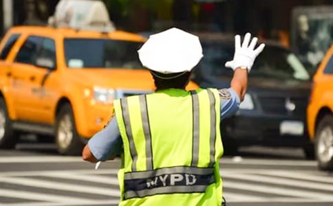 80后交警七上考場依然緊張 隨身備鉛筆橡皮