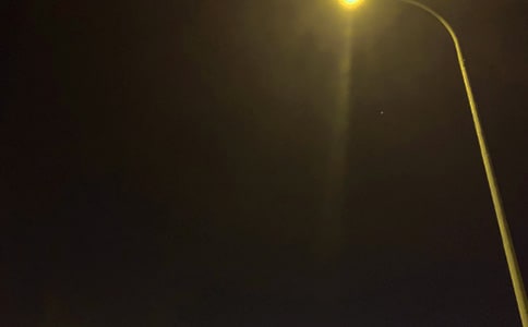 變形記一一路燈300字