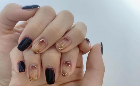 ɫ�ʺ����ͼ�?zh��n)���������?/></p>
<p><strong>ˇ�g(sh��)���</strong></p>
<p>ָ�׹P�L�� �Ì�����������ڼ��������L��D ��</p>
<p>ָ�׹��L���ü��ͺͶ��ü�ˇ�P�����L����(ji��n)�������ĈD�� ��</p>
<p>ָ�ׇ��L�� �Ç��L�C(j��)�͌��Ç��L������ڼ����χ������N�u׃�ɫ��Ч�� ��</p>
<p>�NƬ�ף� ��ָ�׌����zˮ����ȫ�N����N��Ƭ�N�ڼױ������Ķ�������L(zh��ng)������ȱ�c(di��n)͸�����^�</p>
<p>ˮ���ף� ��ˮ������ˮ��Һ��̓�(y��u)�����Ρ�ˮ������Դ�ں��R�]���������c(di��n)���|(zh��)�؈�(ji��n)����ĥ�����ה�����</p>
<p>�⯟��(sh��)֬�ף� ��ˮ���׵ēQ���a(ch��n)Ʒ�����o(w��)ɫ�o(w��)ζ�������W(xu��)���|(zh��)�����������⾀����Ȼ��(sh��)֬�ۺ�����ױ��棬�Ķ���ͳ���(ji��n)�g����ɵ�ָ���������H����������෴������ָ�׏�(qi��ng)����ֻҪÿ���������M(j��n)��һ��ָ�����a(b��)����ɳ��m(x��)���м��΃�(y��u)��������ͨ͸��ָ������ʹƽ��Ϳ����ͨ���ͣ����͕�(hu��)��?y��n)����˘?sh��)֬��׶�׃�ò���Ó�������������</p>
<p><strong>����ɫϵ</strong></p>
<p><strong>�tɫϵ</strong></p>
<p>�Ƽtɫ���f(w��n)��ɫָ�������κ���Ϳ��������(hu��)�ǳ���������ɫ���������ָ�׵āy����׌�wɫ�@�ø���𪡣��ʹ���������Ҳ�ܘOչŮ��������</p>
<p>����ʾ��ָ�׵��Π��˞����λ������Ƽtɫչ�F(xi��n)���ǳ�����ŵ����������h��һ��Ҫ����ˮ��</p>
<p>�ۼtɫ��ɢ�l(f��)�������Ě�Ϣ�����F(xi��n)���ɐ�(��i)����Ůζ��ʹ�Õr(sh��)�e���˴���ʽ�ӿɐ�(��i)�������Ҫ��Mչ�����L(f��ng)������(y��ng)������ۡ�͸���������</p>
<p>����ʾ�����ɫ���ڜ\��ɫ����ʹ�ú��(hu��)׌ָ���@�ôֲڣ���͹��ƽ������Ҫ�Ȍ�ָ�ױ���ĥƽ����չ�F(xi��n)��ɸ����ۼtɫָ���͵Ĵ������(qi��ng)���κ��w��(x��)�����O(sh��)Ӌ(j��)���m����</p>
<p><strong>�Gɫϵ</strong></p>
<p>ī�Gɫ�ǳ��m��ָ�׶�С��Ů�����o�˺�Cool�ĸ��X(ju��)���������Mչ��(g��)�������̈́e�e(cu��)�^(gu��)�@��(g��)�ɫ�����c�����L(f��ng)���b��ܴ��������m��Ƥ����ֹ����{(di��o)���</p>
<p>����ʾ�����˲�׌�wɫ�@���^(gu��)�ڰ�����Ϳ���@�Nɫ�ʵ�ָ���ͣ���ô�����ɫ������̫�L(zh��ng)��ָ�ײ��m��Ϳī�Gɫ����(hu��)�o���Բ��B(t��i)���a�K�ĸ��X(ju��)��һ��Ҫ��ָ�׼��������L(zh��ng)����ָ0.2���ּ�����</p>
<p>���Gɫ���������ɵ����Gɫ��Mδ��(l��i)�У���(hu��)ʹ���ָ����������m�ϴ���������������ɫ����c���</p>
<p>����ʾ���돊(qi��ng)�{(di��o)���Gɫָ�׵���������ô�����ŵ�������ָ�׻�ָ�P(gu��n)��(ji��)ɫ�ɰ������������m��Ϳ���Gɫָ�����������f(w��n)�e��ӛ���o(h��)���ͣ�����ָ��׃�S��</p>
<p><strong>�yɫϵ</strong></p>
<p>�@�Ǿ���δ��(l��i)�е�ɫ�ʣ����yɫ�۲������ո��ܱ��F(xi��n)�F(xi��n)������������Ϳ���yɫָ�����������ϱ�Ҫ���y�ɫ�ʸ��ӽy(t��ng)һ��������������ɫ�ɵĲʊy�t����ƽ������</p>
<p>����ʾ����?y��n)��yɫָ�����������������������Ժ�����Ϳ���_(k��i)��Ҫ��Ϳ��Ư����ͿĨ�����ͷǳ���Ҫ������Ϳ?j��)ɴΣ���һ�ο���Ϳ��߅����Ϳ���g��Ȼ������߅���ڶ���Ҫ��Ϳ��߅������Ϳ���g����߅��</p>
<p>���{(l��n)ɫ�ǽ^��(du��)������ɫ��������ͬɫϵ�����Ч����(hu��)���ӳ�ɫ��</p>
<p>����ʾ��Ҫ������ָ�����׹������֏�(f��)�p�ֵ�͸���|(zh��)�У���(qi��ng)�{(di��o)�p���wɫ������](m��i)�����p���o(h��)��������Ϳ�ϱ��{(l��n)ɫָ���ͺ�������Ϳ���yɫ����ָ������Ҳ��ʹ�p�ְ�𪡣</p>
<p><strong>ˮ������</strong></p>
<p>ˮ�������Ƕ�N���׹�ˇ�����ܚgӭ��һ�N�������c(di��n)���܏�ҕ�X(ju��)�ϸ�׃��ָ�Π����o�������L(zh��ng)�У��Ķ����a(b��)���β������z����ˮ��ָ���ɫ������͸���۰���Ȼ�����Ժ͸��N�ɫ�ķ��b��ƥ�����r��Ů�Ը��Ś��|(zh��)��������ָ�װ����˳�ԣ�ĕr(sh��)�g���S��֧������뼰���õ����ҿ������w�F(xi��n)�c����ͬ�Ă�(g��)�����e��Ͷ���g�M�@�����L(f��ng)�ɡ����������������Д�Ů�����ݵĘ�(bi��o)��(zh��n)֮һ��������Ʒ�|(zh��)��(y��u)�����Ļ����B(y��ng)�ߵ͵ľC���w�F(xi��n)���܉�ӳ�˵�ˇ�g(sh��)Ʒζ�c��(d��)�؂�(g��)����</p>
<p><strong>������</strong></p>
<p>ָ�������ѽ�(j��ng)�ஔ(d��ng)��������ʽҲ���ࣺ�⯟�ס�ˮ��������@���ò������w�������w���L��������P���ڴ���һ�����׻��y�꿴��һ�N�µĘ�ʽ--����������(j��)��B���������ǽ���7�²��Ƴ����������׌���һ�N�ߙn���M(f��i)Ʒ����(l��i)���M(f��i)�Ĵ���28��35�q�İ��I(l��ng)Ůʿ���������׵���һ���^����4�£�10�¡�12�£�1����ָ�׵��˱��^����</p>
<p>����ָ����Ŀǰָ�������ИI(y��)���¿�ʽ����һ�p��Ҫ680Ԫ��ƽ��һ��(g��)��ָ��Ҫ68Ԫ������(du��)�ڃr(ji��)λ��280��480Ԫ�Ę�(sh��)֬�⯟�׶��������c(di��n)�F��ֻҪ���o(h��)�ú������ԃ�����(g��)�²������������ܶ���I(l��ng)��ϲ�g��ָ��������Ҳ�кܶ��W(xu��)����(l��i)�����</p>
<p>�������ɫ��ͬ�����������Ҳ��ͬ����ɫ�����������F�����ź��M(j��n)����͸������ɫ������������������ˬ�c�p�죻�{(l��n)ɫ����������������?k��)o�c���m������ɫ���������������غ��c��(chu��ng)��������ɫ���{(l��n)ɫ�����(ji��n)���c���</p><div   id=