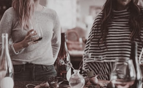 ����(ji��n)��,��һ��(g��)���o��Ů�ӆ�ɢ���S�P