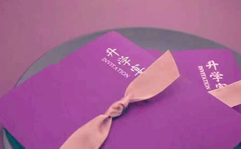 �ȡ֪ͨ���Ȅ�(chu��ng)��:�Ԍ��w ����� ����P ��Ո?zh��)?/></p>
<p>�����Ͼ�������W�á��Ԍ��w����������W�����Α��P�����S����У��m(x��)�ĳ����Ӱٳ����ȡ֪ͨ�����W(w��ng)�т��Ȼ�l(f��)�F(xi��n)��90����ȡ֪ͨ���ѽ�(j��ng)��e�ˡ�����Ϙ�ʽ��׃���H���`�������գ�΢����Ҳ���𡰕��ȡ֪ͨ�����Ļ�������H��������W�Ĝʴ�W���e�O�ς���Ƭ��һЩ���Ѯ��I(y��)�ľW(w��ng)��Ҳ���䵹���֪ͨ�����˳������ŵ��W(w��ng)����ҫһ�¡�</p>
<p>����<strong>����֪ͨ���ȡ���(chu��ng)�⡱</strong></p>
<p>�������H��ף�R��Ŷ���㱻�҂��WУ�ȡ��Ŷ����������211ԺУŶ����ɫ�������x��ʥ��Ŷ�������H���������W�MҲ�]���P(gu��n)ϵŶ���҂��С��Gɫͨ����Ŷ���H���ȡ֪ͨ�����졮�l(f��)؛��Ŷ�������H��ȫ5��Ŷ���o���uŶ���� �Ͼ�������W�ġ��Ԍ��w���ȡ֪ͨ�����������l(f��)�W(w��ng)�j���^���S����N��(chu��ng)���ȡ֪ͨ���^������</p>
<p>����ӛ���˽⵽���Ϻ�ؔ��(j��ng)��W��֪ͨ���ʡ����ۡ�ʽ���������ۡ��ŗlλ����Ŀ��ӡ����ף�R�㿼���Ϻ�ؔ��(j��ng)��W���֘���Ԣ��W�ӂ������@����֪�R�Ĵ��ۡ������댚�F��֪�Rؔ�����Ͼ���W��֪ͨ����M��Ԋ�鮋�⡱��ӡ�����ϴ��־�Խ���������ǡ������(c��)�����Ͼ���W����ϵ�ĳ�� N���ڡ���������һ�ס����~����������W���ȡ֪ͨ���Ĵ����︽ٛ��һ�����顰����Ӣ�ۡ����Α��P���Α�ģ�M��һϵ������ע�ԡ��I(l��ng)ȡУ�@������ϤУ��(n��i)�x�n���W���Y����������F��ʳ�����D���^��У�@����Ĉ�����</p>
<p>����<strong>�W(w��ng)�ѕ��C�� ���l���w�N</strong></p>
<p>����������ĳ�W(w��ng)վ�����ȡ֪ͨ������΢���ѽ�(j��ng)���^35�f�l��ӛ�߿�����һЩ�ȡ֪ͨ����EMS�ŷ��ǳ�Ҏ(gu��)���{ɫ����������������ӿƼ���W���ȌWУ�t�����ڼ�����ӡ���Լ��WУ�Ę�־������У�@LOGO���������˼tɫ��EMS�ŷ��������O�ߡ�����}������ϲ������һ�����ϴ�W֪ͨ������Ƭ����������һ���ȡ֪ͨ������߀�����˷�ɫ���Gɫ���Sɫ����ɫ���N�f��Ԕ�κ��փԡ����e��Ƭ��߀�����WУ�ā����Ԓ�����y�п��͌WУƽ��ʾ��D�͌WУ�����P��ʮ���N����</p>
<p>����������ǰ݅Ҳ�ְW��������������ǰ����ʮ����ǰ��֪ͨ������Ҍ��Ȱl(f��)�F(xi��n)�����WУ��ͬ�W�����Խ��Խ�ܵ�������ǰ��֪ͨ�����һ������ͬF(xi��n)���b����������У�֪�փԺ�ֱ������֮�e��</p>
<p>����<strong>90���֪ͨ���֌���ַ</strong></p>
<p>��������֪ͨ�����Ļ�ӣ�������70����80��Ĝ���ؑ���</p>
<p>����70��ФС��1998�꿼��ӱ���W���Ǖr߀�������ÿ��f�]�������ȡ֪ͨ�����Ò�̖���]�ĵģ���������(j��ng)���ǷN�����c�������f�ľW(w��ng)��һ�ӣ���������Ҳ����ص��ȡ֪ͨ�����˳��������ŷ��Ǻӱ�ʡ�����k�y(t��ng)һ�Á��l(f��)�ȡ֪ͨ���İ�ɫ�ŷ�����ǰҪ�Լ�������ŵ�ַ������ȥ���ȡ���ˌWУ�����@���ŷ�����֪ͨ���ĵ��Լ���ĵ�ַ����</p>
<p>�����ŷ��ϱ�ԓ��ФС���Լ������E�������r�����˽o�WУ�􂀺�ӡ�����Ұ������õ�һ��ͬ�W�������ַ���������ФС�����е��ȡ֪ͨ���Ǐ�ӡ����ԭ���ڈ󵽕r��Ҫ�󽻽o�ˌWУ��</p>
<p>����1988������Ľ�С��2006����W������֪ͨ�����~�漈���tɫ�ĵ׃������g�Ђ��ۯB�����������c��Ո?zh��)��������ý��֌��������?li��n)�ϴ�W�ȡ֪ͨ�������@ֻ��5��ǰ���ȡ֪ͨ�������c�F(xi��n)�ڵ�֪ͨ�����Ҳ�ѽ�(j��ng)�㡰��Ҏ(gu��)�оء�����ӛ�߲��L�l(f��)�F(xi��n)���M�ܮ�����ȡ֪ͨ���ѽ�(j��ng)�@��ƽ���o�����������(sh��)����Ȼ�������c���I(y��)�C���Wλ�C�͎��Wλñ�Į��I(y��)�շ���һ��������r���r�ó����������؜��õ��ȡ֪ͨ���ļ���ϲ��һ��������ӛ�� ���</p>
<p>����-��������<strong>���՟��c</strong>������������������������������������(؟�ξ�݋��������)</p><div   id=