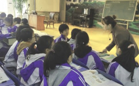 上課時誰總是站著作文