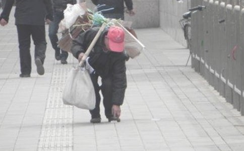 拾荒老人作文1000字