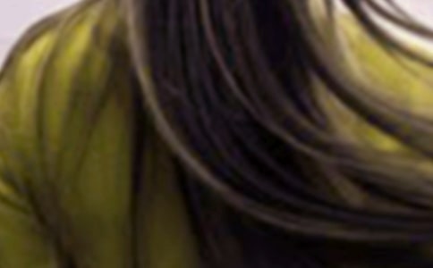 六個壞習慣讓頭發(fā)悄悄變白