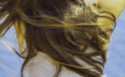 洗頭后不立即把頭發(fā)擦干容易脫發(fā) -資料