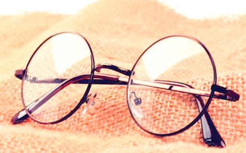 眼鏡使我煩惱作文