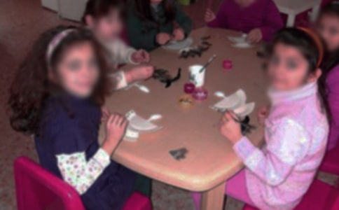 幼兒園小班音樂教案《娃娃的服飾美術(shù)》